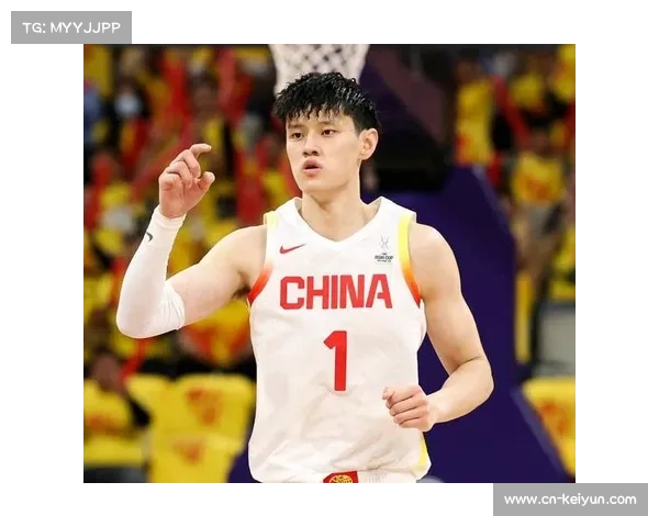 决胜时刻曾凡博独坐板凳席边缘篮网众将欢呼唯他神情落寞引人心疼